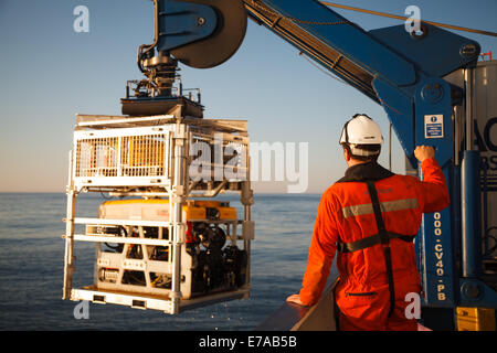 Un veicolo azionato in modo remoto (ROV) lavora in mare aperto Foto Stock