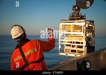 Un veicolo azionato in modo remoto (ROV) lavora in mare aperto Foto Stock