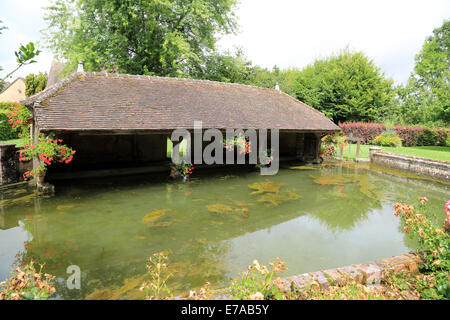 Fonte di Le Loir river, stagno e lavatoio (laverie) a Chemin de Vieux Lavoir, Saint Eman, Eure et Loir, centro, Francia Foto Stock