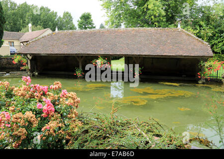 Fonte di Le Loir river, stagno e lavatoio (laverie) a Chemin de Vieux Lavoir, Saint Eman, Eure et Loir, centro, Francia Foto Stock