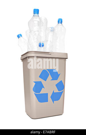 Studio shot di un cestino pieno di bottiglie in plastica isolato su sfondo bianco Foto Stock