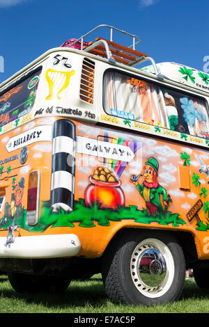 A tema irlandese dipinto VW Volkswagen camper van a VW mostra. Inghilterra Foto Stock