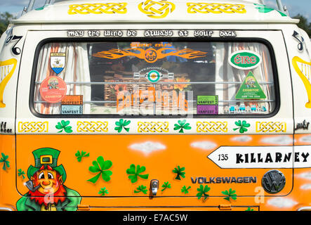 A tema irlandese dipinto VW Volkswagen camper van a VW mostra. Inghilterra Foto Stock