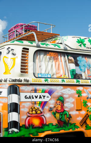 A tema irlandese dipinto VW Volkswagen camper van a VW mostra. Inghilterra Foto Stock