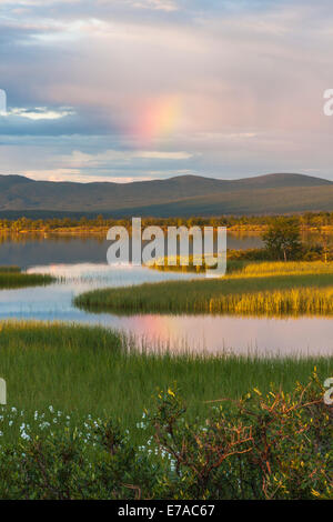 In Paitasjärvi Nikkaluokta nel tramonto di arcobaleno che figurano, Kiruna, Lapponia svedese Foto Stock