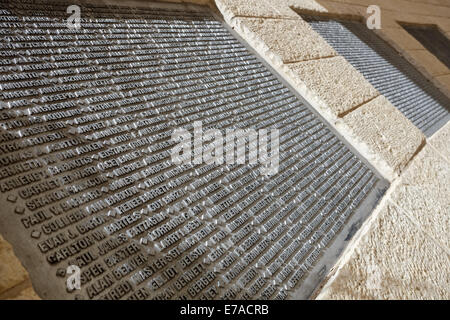 Gerusalemme. 11 Settembre, 2014. Israele ha commemorato il ricordo delle vittime dell'11 settembre l'attacco terroristico in una cerimonia presso il '9/11 vivo memoriale', progettato da artista israeliano Eliezer Weishoff, conformata come una bandiera statunitense al vento e trasformando in un incendio. Ciascuna delle vittime del terrore nomi sono scolpiti sulle pareti del monumento, comprese cinque israeliani. Credito: Nir Alon/Alamy Live News Foto Stock