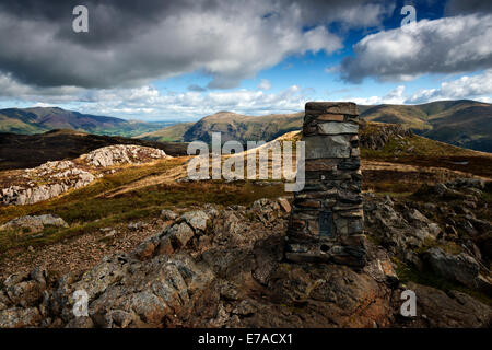 Cairn al vertice di High Street è scesa verso Thirlmere, distante Blencathra sulla sinistra, Lake District. Foto Stock