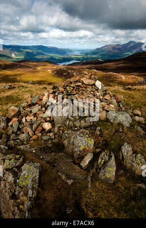 Pila di pietre di arenaria in occasione del vertice di High Street è scesa verso Derwentwater e Skiddaw, Lake District, REGNO UNITO Foto Stock