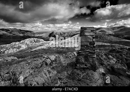 Cairn al vertice di High Street è scesa verso Thirlmere, distante Blencathra sulla sinistra nel distretto del lago. Foto Stock