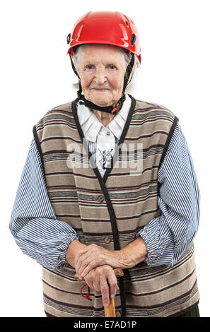 Ritratto di un sorridente senior woman in red casco guardando la telecamera. Su sfondo bianco. Foto Stock