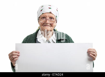 Sorridente anziana signora azienda foglio sbozzato in mani su bianco Foto Stock