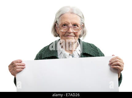 Felice signora anziana tenendo un foglio vuoto in mano su bianco Foto Stock