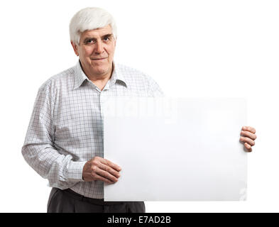 Bel uomo maturo tenendo un tabellone vuoto isolato su sfondo bianco Foto Stock