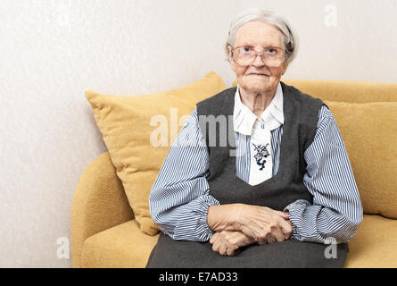 Ritratto di una donna senior guardando la telecamera Foto Stock