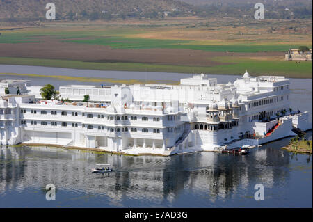 Il Lake Palace Hotel sulla Jag Niwas isola in Udaipur, Rajasthan, India Foto Stock