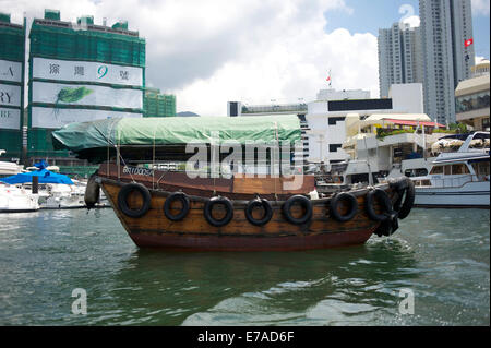 Spazzatura nel porto di Aberdeen, Hong Kong, Cina. Foto Stock