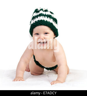 Happy baby boy in maglia hat strisciando su sfondo bianco Foto Stock