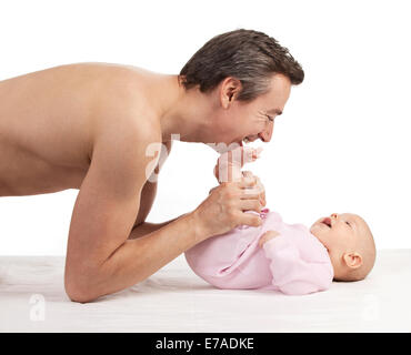 Giovane padre caucasica sporgendoti figlio neonato su bianco Foto Stock