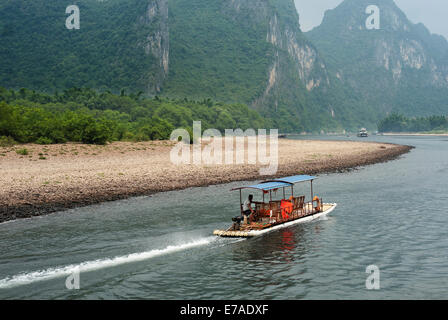 Piccola imbarcazione turistica sul fiume Li, Cina Foto Stock