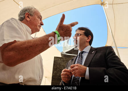 Gerusalemme. 11 Settembre, 2014. Stati Uniti Ambasciatore di Israele, DAN SHAPIRO (R), conversa con TZVI LEVINHAR (L), padre di 9/11 terrore vittima di attacco, Shai Levinhar, come essi partecipare ad una cerimonia di commemorazione per le memorie delle vittime dell'11 settembre l'attacco al '9/11 vivo memoriale". Credito: Nir Alon/Alamy Live News Foto Stock