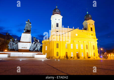 La riforma della Chiesa grande e la statua di Lajos Kossuth. Debrecen, Ungheria Foto Stock
