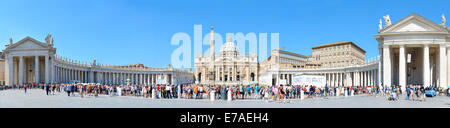 I turisti in attesa nella coda per raggiungere la Basilica di San Pietro a Piazza San Pietro. Foto Stock