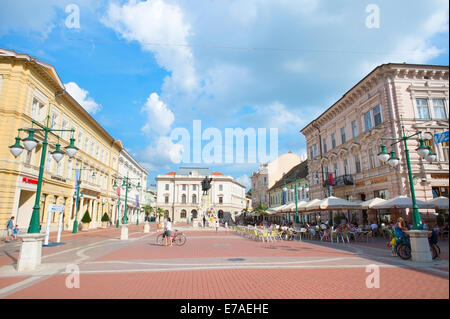 Persone in un ristorante di strada nella città vecchia di Szeged. Lajos Kossuth scultura in centro. Foto Stock