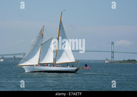 La Rhode Island, Newport. Il 72-piede schooner yacht a vela, Madeleine, vela su Narragansett Bay. Rose Island Lighthouse. Foto Stock