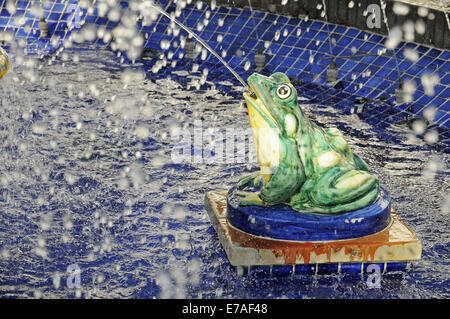 Frog sgorga acqua, fontana figura, fontana, Plaza de España, Vejer de la Frontera, la provincia di Cadiz Cadice, Costa de la Luz Foto Stock