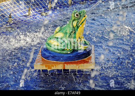 Frog sgorga acqua, fontana figura, fontana, Plaza de España, Vejer de la Frontera, la provincia di Cadiz Cadice, Costa de la Luz Foto Stock