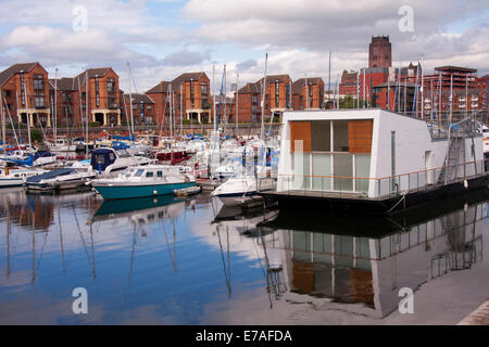 Liverpool Marina con le città due cattedrali di skyline. Foto Stock