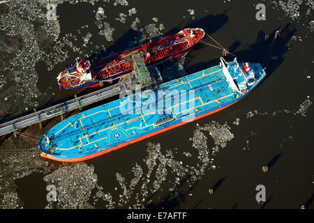 "Vero", una petroliera lo scarico di petrolio greggio nel porto Kattwykhafen, vista aerea, Amburgo, Germania Foto Stock