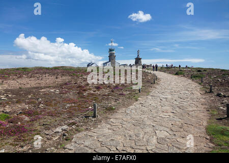 Faro e il monumento mariano Notre Dame des Naufrages, Pointe du Raz, Cap Sizun penisola, dipartimento del Finistère, Brittany Foto Stock