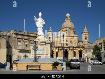 Statua di San Nicola con la Chiesa Parrocchiale di San Nicola a Siggiewi, Malta Foto Stock