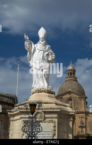 Statua di San Nicola di fronte alla Chiesa Parrocchiale di San Nicola a Siggiewi, Malta Foto Stock