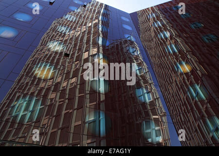 Tanzende Türme ufficio edificio si riflette nella facciata dell'Arcotel Hotel Onyx, Reeperbahn, St. Pauli, Hamburg, Amburgo Foto Stock