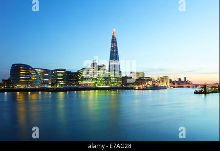 Skyline con il Municipio e il coccio con Themse al crepuscolo, London, England, Regno Unito Foto Stock
