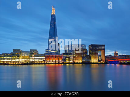 Skyline con il Coccio e Themse al crepuscolo, London, England, Regno Unito Foto Stock