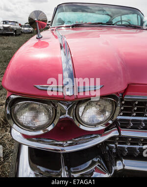 Parte anteriore di un rosa cadilac auto Foto Stock