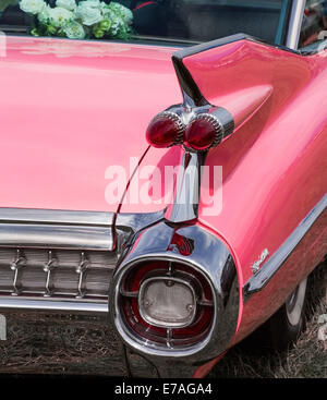 Una vista posteriore di un vintage pink Cadillac motor car. Foto Stock