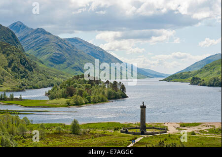 Torre, monumento Glenfinnan sulle rive di Loch Shiel, Glenfinnan, Highlands, Scotland, Regno Unito Foto Stock