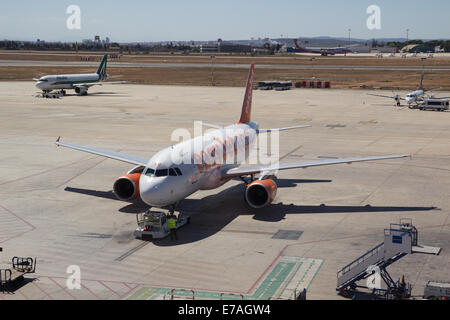 Valencia, Spagna. 11 Settembre, 2014. Un aereo EasyJet presso l'aeroporto di Valencia. EasyJet è una compagnia aerea britannica vettore basato a Londra Luton Airport. È la più grande compagnia aerea del Regno Unito, dal numero di passeggeri trasportati, operanti a livello nazionale e internazionale dei servizi pianificati su oltre 600 rotte in 32 paesi. Foto Stock