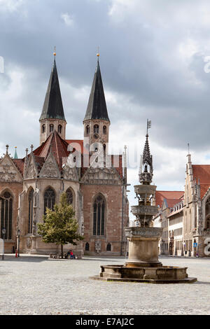 Dalla piazza del mercato della città vecchia, St. Mary's o fontana Marienbrunnen, Chiesa di San Martini, Brunswick, Bassa Sassonia, Germania, Europa Foto Stock