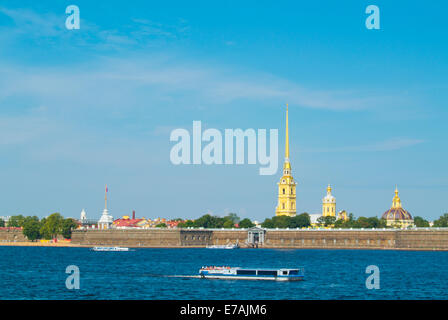 Crociera turistica tour in barca sul fiume Neva, con la fortezza di Pietro e Paolo in background, San Pietroburgo, Russia, Europa Foto Stock