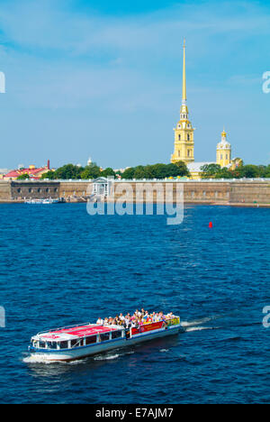 Crociera turistica tour in barca sul fiume Neva, con la fortezza di Pietro e Paolo in background, San Pietroburgo, Russia, Europa Foto Stock
