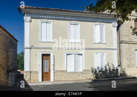 Tipica casa francese nel grazioso villaggio francese di Pujols nel Dipartimento della Gironde, Aquitane Foto Stock