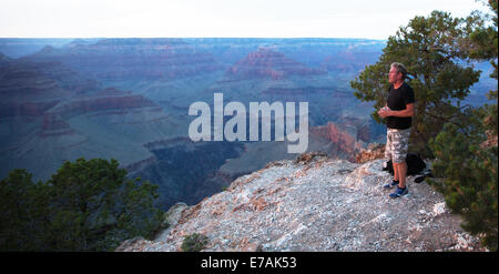 Uomo in piedi sul bordo del Grand Canyon, STATI UNITI D'AMERICA Foto Stock