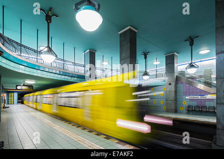 Treno a piattaforma in Lindauer Allee e la stazione della metropolitana di Berlino Germania Foto Stock