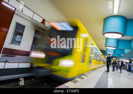 Treno alla piattaforma a Nauener Platz stazione della metropolitana a Berlino Germania Foto Stock