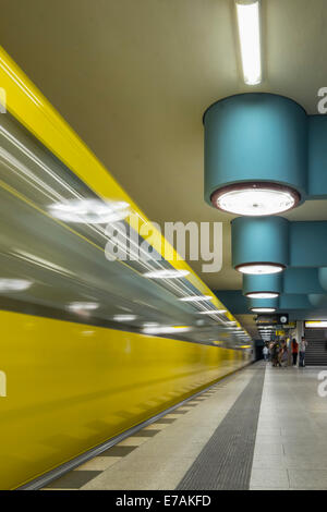 Treno alla piattaforma a Nauener Platz stazione della metropolitana a Berlino Germania Foto Stock